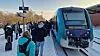 Fahrgäste auf Bahnsteig