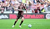Jackson Irvine führt den Ball