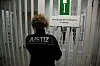 Justizvollzugsbeamtin im Gefängnis