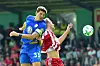 Wolfsburgs Mario Gomez 2017 im Duell mit dem Norderstedter Marin Mandic