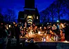 Menschen gedenken den Opfern und Verletzten der Messerattacke in Brokstedt.