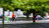 Rad- und Autofahrer in der Innenstadt von Hannover.