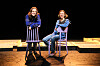 Clara Weise (r.) und Emmi Spieler machen gerade ihr „Freiwilliges Soziales Jahr“ im monsun.theater.