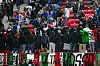 Italienische Fans drehen dem Spielfeld während der israelischen Hymne den Rücken zu.