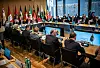 Boris Rhein (CDU), Ministerpräsident von Hessen, spricht neben Stephan Weil (SPD), Ministerpräsident von Niedersachsen, zu Beginn der Sitzung mit Kanzler Scholz auf der Ministerpräsidentenkonferenz (MPK).