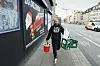 Auch draußen gibt's etwas zu tun: Valery plakatiert die „Logo“-Wand mit frischen Konzerthinweisen.