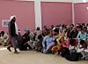 Ghazni südwestlich von Kabul: Ein Taliban-Kämpfer bewacht afghanische Sicherheitskräfte, die sich ergeben haben.