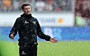 Fabian Hürzeler schaut genervt und hebt die Hände