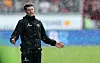Fabian Hürzeler schaut genervt und hebt die Hände