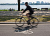 Ein Fahrradfahrer radelt an der Alster entlang.