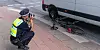 Ein Polizist fotografiert den Tatort in Hamburg-Bahrenfeld.