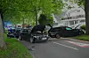 Der Fahrer des VW (hinten l.) soll gegen den Mercedes (r.) gerast sein, als dieser den geparkten Audi (M.) überholen wollte.