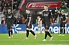 Malik Tillman, Aleix Garcia und Patrik Schick schleichen enttäuscht über den Platz