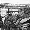 Aufgenommen am 4. Mai 1945 auf dem Rödingsmarkt: Die Besatzung eines Cromwell-Panzers, der zum 5th Royal Tank Regiment gehört.