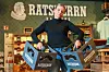 Der Ratsherrn Brauerei gehen die Kisten aus. Marleen Giese, Mitarbeiterin mit zwei Kisten im Shop Lagerastrasse.