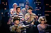 6 Schauspieler und Schauspielerinnen, die Polizisten und einen Häftling darstellen