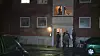 Polizisten vor dem Wohnhaus in Glückstadt.