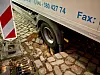 Lkw sackt in Ottensen mit Hinterrad in Erdloch – wichtige straße gesperrt