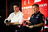 Toto Wolff und Christian Horner sitzen bei einer Pressekonferenz nebeneinander
