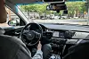 Noch muss ein Sicherheitsfahrer an Bord sitzen, der jederzeit im Notfall eingreift.