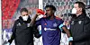 Kopftreffer mit Folgen: Bakery Jatta (Mitte), der hier von den HSV-Medizinern gestützt wird, dürfte dem HSV am Sonntag in Regensburg fehlen.