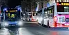Busse der Hochbahn fahren durch die Mönckebergstrasse.