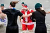 Teilnehmerin Sandra läuft beim Neujahrsanbaden in die Nordsee.