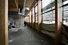 Ein Handwerker geht durch den Innenraum der neuen Bahnhofsmission Hamburg.