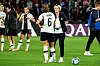 Lena Oberdorf und Martina Voss-Tecklenburg klatschen ab.