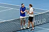 Stefanos Tsitsipas gibt Alexander Zverev am Netz die Hand