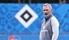 Tim Walter vor einem HSV-Logo