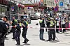 Polizisten stehen nach dem Vorfall am Einsatzort an der Silbersackstraße. Auf der Straße liegt der Rucksack von André G. (Archivbild)