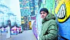 Der Rapper Disarstar (27) am Spielbudenplatz. Der Kiez ist seit zehn Jahren seine Heimat. Trotz des Erfolgs lebt er noch immer in seiner alten Wohnung.
