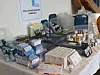 Mehrere Packungen und Ampullen Doping- und Arzneimittel liegen sichergestellt auf einem Tisch