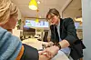 Cagla Kurtcu (33) misst Blutdruck