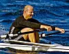Mann im Ruderboot