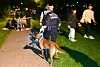 Polizisten kontrollieren einen Park