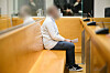 Ein Mann sitzt im Landgericht Hannover auf der Anklagebank