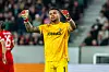Freiburg Torwart Noah Atubolu feiert sich nach dem Spiel gegen RB Leipzig