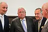 Älterer Mann mit hellblauem Schlips