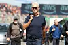 Damon Hill läuft durch das Paddock