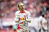 Emil Forsberg klatscht im Leipzig-Trikot in die Hände