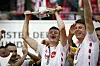 Eric Martel hält die Zweitliga-Meisterschale