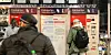 Passanten stehen vor Fahrkartenautomaten am Hamburger Hauptbahnhof. (Symbolbild)