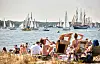 Schiffe, Boote, Segler und Traditionssegler nehmen an der Windjammerparade der Kieler Woche auf der Förde teil.