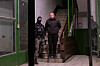 Die Polizei führt einen mutmaßlichen Drogendealer ab.