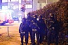 Schwer bewaffnete Polizisten am Tatort in der Straße Deelböge.