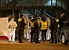 Polizisten und Mitarbeiter der Spurensicherung stehen vor dem Gebäude, in dem der Amoklauf stattfand.