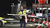 Ein Flughafenmitarbeiter räumt die Trümmer der durchbrochenen Schranke weg.