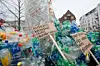 Der Skulptur soll auf die Müll-Flut durch Plastikflaschen aufmerksam machen.